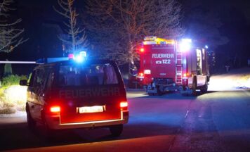 Feuerwehr kontrolliert nach kleinem Brand Fassade eines Wohnhauses in Krenglbach