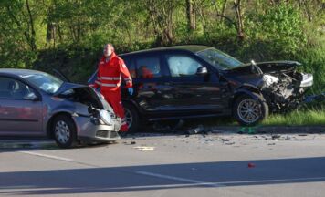 Drei Verletzte nach heftiger Kollision zweier Autos in Wels-Schafwiesen