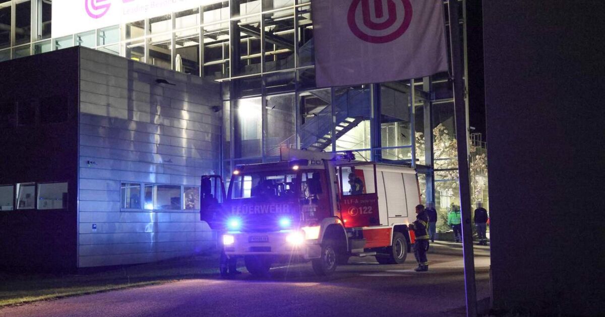 Feuerwehren löschen nächtlichen Brand in Firmengebäude in Lenzing an ...