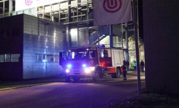 Feuerwehren löschen nächtlichen Brand in Firmengebäude in Lenzing an der Ager