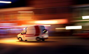 Motorblock bei Unfall in Munderfing aus Auto gerissen