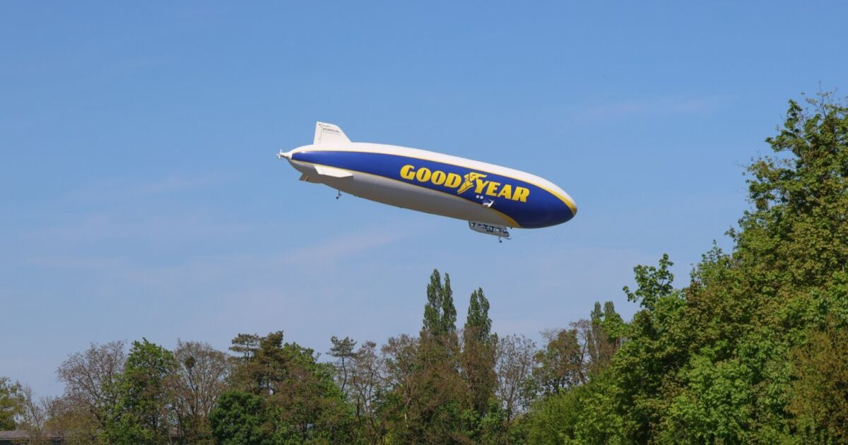 Zeppelin kehrt nach Flugabbruch zum Flugplatz Wels-Neustadt zurück
