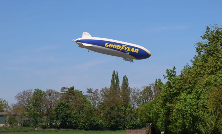 Der Zeppelin über Wels-Neustadt am Montagnachmittag. (Fotocredit: laumat/Matthias Lauber)