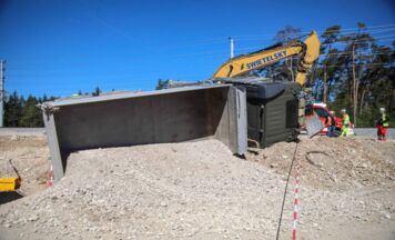 Lkw auf Baustelle an der Westbahn bei Marchtrenk umgestürzt