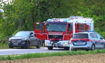 Feuerwehr löscht Brand auf Anhänger