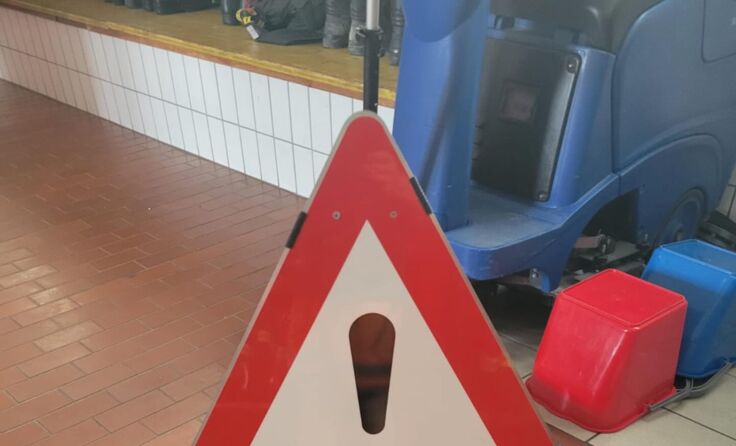 Zwei solcher Tafeln wurden gestohlen. (Foto: FF Pinsdorf)