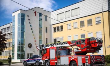 Feuerwehren rücken wegen Brandgeruchs in Volksschule in Marchtrenk aus