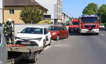 Auto landet nach Kollision auf der B1 in Wels-Lichtenegg auf der Seite