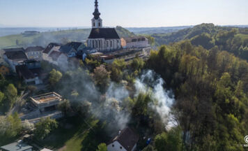 Feuerwehren stoppen Waldbrand nahe der Kirche in Gramastetten