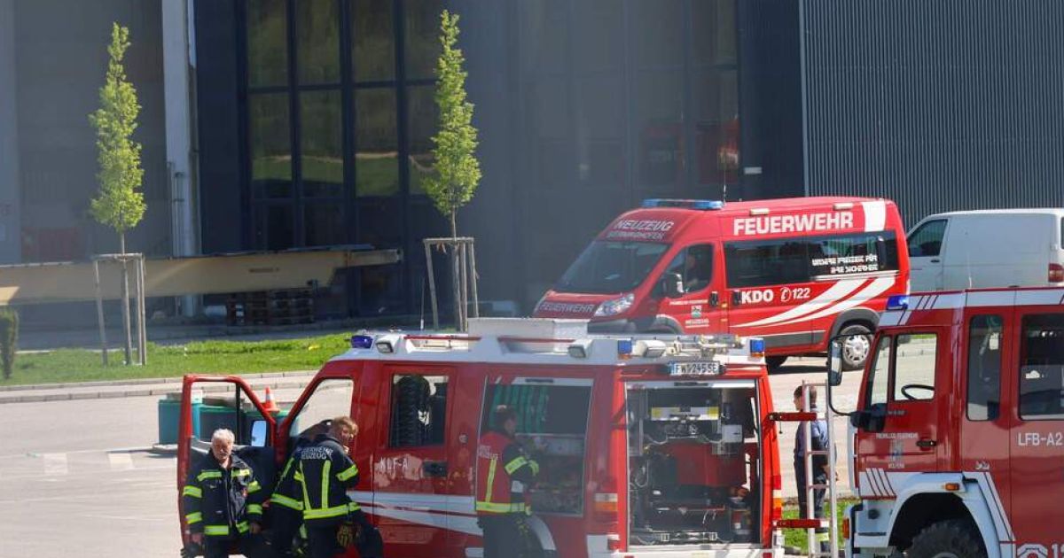 Eight fire departments extinguish forest fire in the Droißingerwald near ...