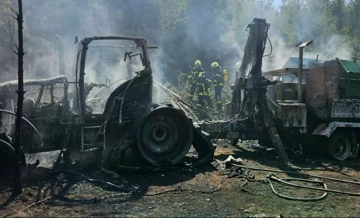 Ein Traktor samt Holzhäcksler brannte ab, das Feuer griff auf den Wald über. (Foto: FF Bad Hall)