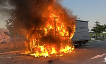 Lkw am Autobahnparkplatz Enns Süd in Vollbrand