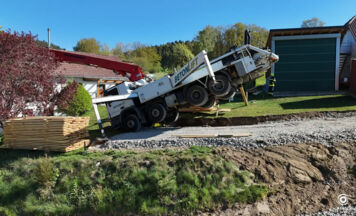 Betonpumpen-Lkw in Bad Zell in Schräglage