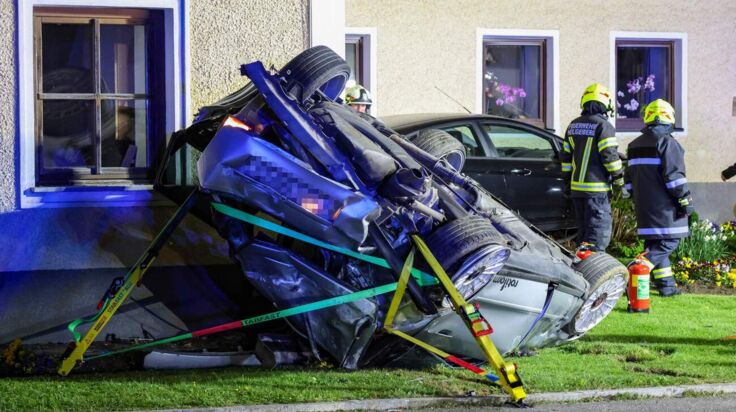 Autofahrer nach Unfall in Heiligenberg in Wrack eingeklemmt