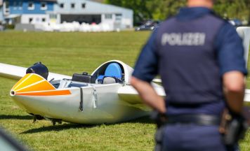 Segelflugzeug stürzt beim Flugplatz Pupping ab – zwei Menschen verletzt