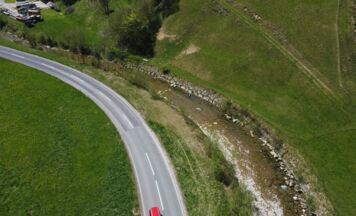 Motorradlenker bei Unfall in Altmünster ins Bachbett der Aurach gestürzt
