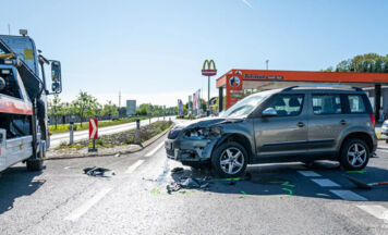Zusammenstoß zwischen Auto und Motorrad auf der B3 bei Mauthausen