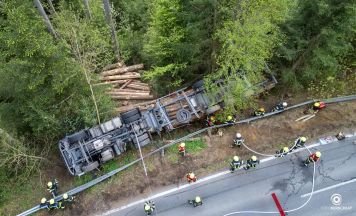Sattelzug durchbricht Leitplanke in Haslach – Lenker über Windschutzscheibe gerettet