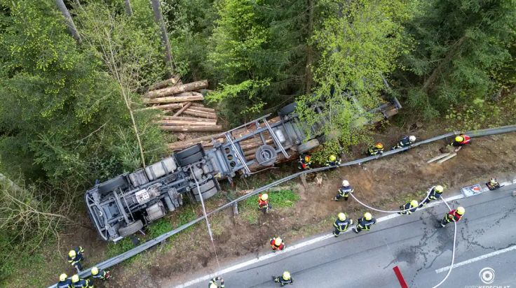 Sattelzug durchbricht Leitplanke in Haslach – Lenker über Windschutzscheibe gerettet