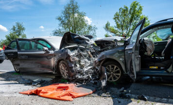 Drei Verletzte bei Frontalzusammenstoß auf der B3 bei Saxen, Auto begann zu brennen