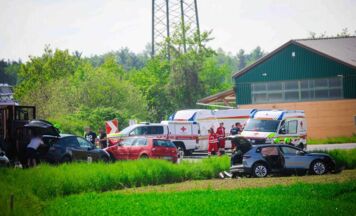 Mehrere Verletzte bei schwerem Unfall auf der Braunauer Straße in Burgkirchen