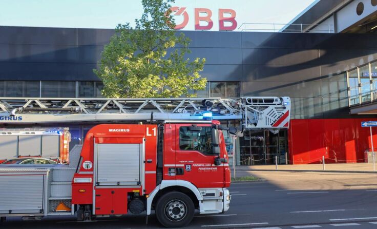 Feuerwehrfahrzeug vor dem Bahnhofsgebäude in Wels im Einsatz. (Fotocredit: laumat/Matthias Lauber)