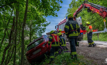 Auto rollte bei Burg Altpernstein über Böschung