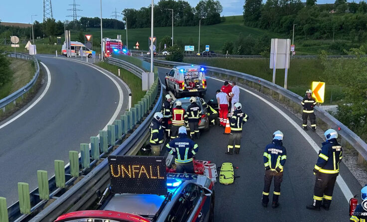 Feuerwehr und Rettungskräfte am Unfallort auf der A1 bei Enns. (Fotocredit: Feuerwehr Enns)