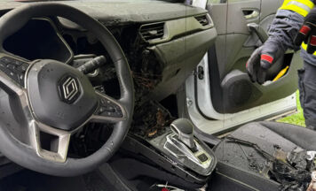 Hybridauto geriet auf Parkplatz in St. Florian in Brand