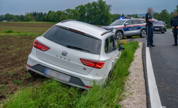 Medizinischer Notfall: Auto landete in Wartberg an der Krems im Straßengraben