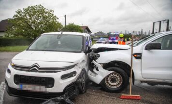 Zwei Autos bei schwerem Unfall in Marchtrenk kollidiert