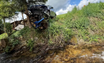 Auto prallte in Klaffer am Hochficht gegen Holzstoß