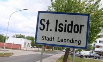 Person saß auf Dach von Bürogebäude in Leonding fest