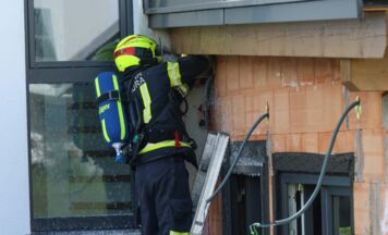 Einsatzkräfte bei Brand an Wohnhaus in Stadl-Paura