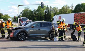 Zwei Autos auf der B138 in Thalheim bei Wels kollidiert