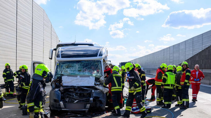 14 Verletzte bei schwerem Auffahrunfall auf der A1 bei Ansfelden