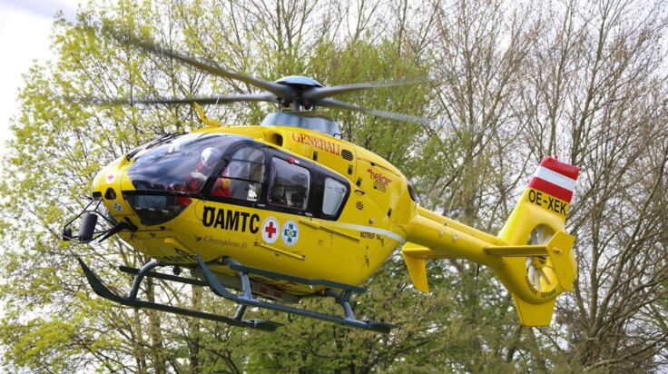 Autolenkerin prallt in Diersbach gegen Baum