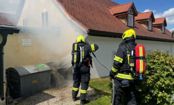 Feuerwehren löschen Mülltonnenbrand am Friedhof