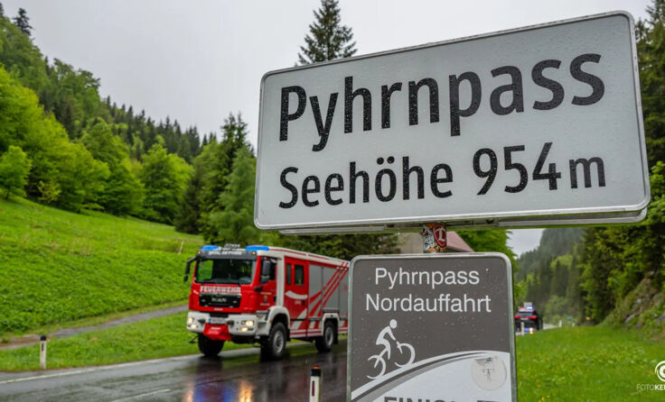 Feuerwehreinsatz am Pyhrnpass aufgrund einer kilometerlangen Dieselspur. (Fotocredit: FOTOKERSCHI)