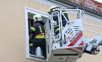 Obwohl Rauchmelder piepste: Wohnungsmieter in Wels schlief bis die Feuerwehr kam