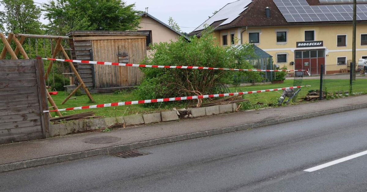 Car crashes into lamppost and garden fence in Pichl near Wels