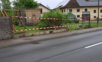 Auto prallt in Pichl bei Wels gegen Laterne und Gartenzaun