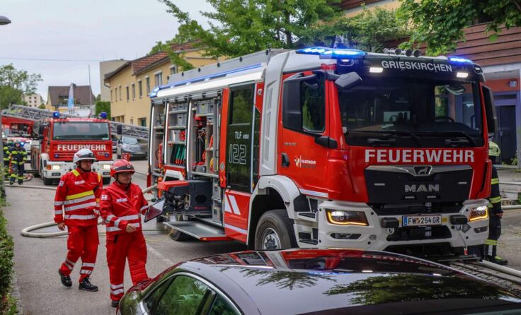 Feuerwehren im Einsatz bei einem Gebäudebrand in Grieskirchen. (Fotocredit: laumat/Matthias Lauber)