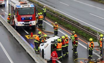 Schwerer Unfall auf der Welser Autobahn bei Marchtrenk: Lenker aus Auto gerettet