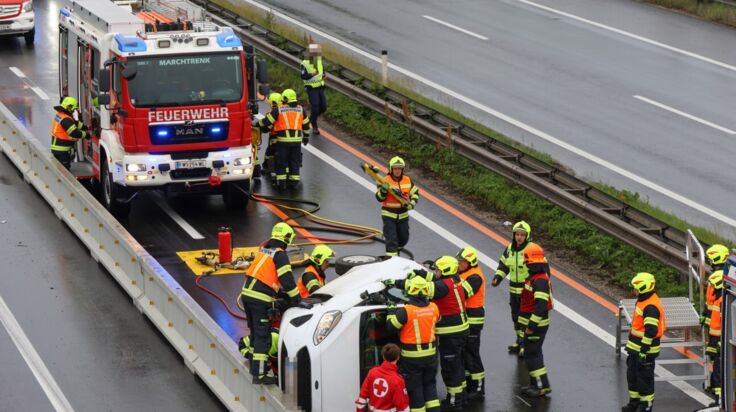 Schwerer Unfall auf der Welser Autobahn bei Marchtrenk: Lenker aus Auto gerettet