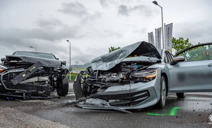 Defekte Frontpartien der kollidierten Fahrzeuge an der Zementwerkkreuzung. (Fotocredit: FOTOKERSCHI)