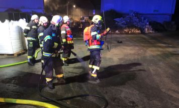Brand in Entsorgungsbetrieb in Pinsdorf: Drei Feuerwehren im Einsatz