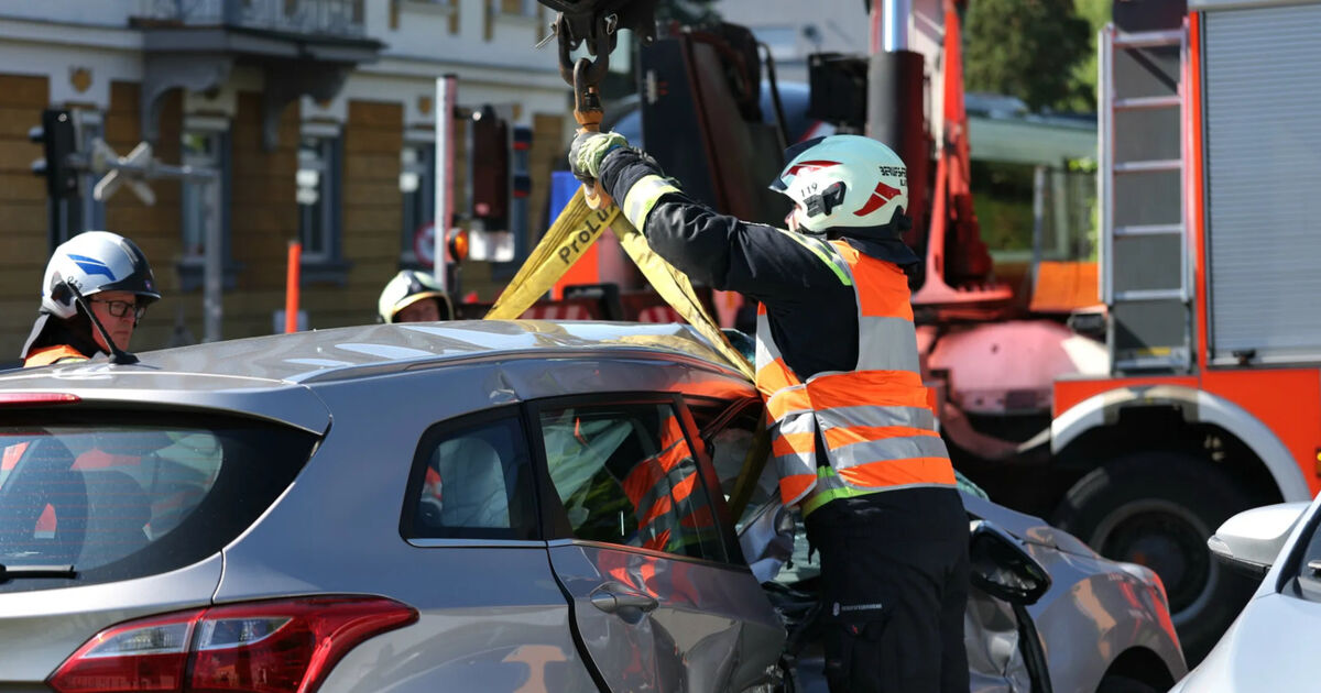 Auto auf Bahnübergang in Linz-Urfahr mit Zug kollidiert