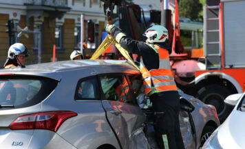 Auto auf Bahnübergang in Linz-Urfahr mit Zug kollidiert