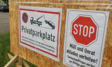 Schrottautos abgestellt: Illegale Müllablagerungen auf Parkplatz in Wels-Pernau vorerst beseitigt